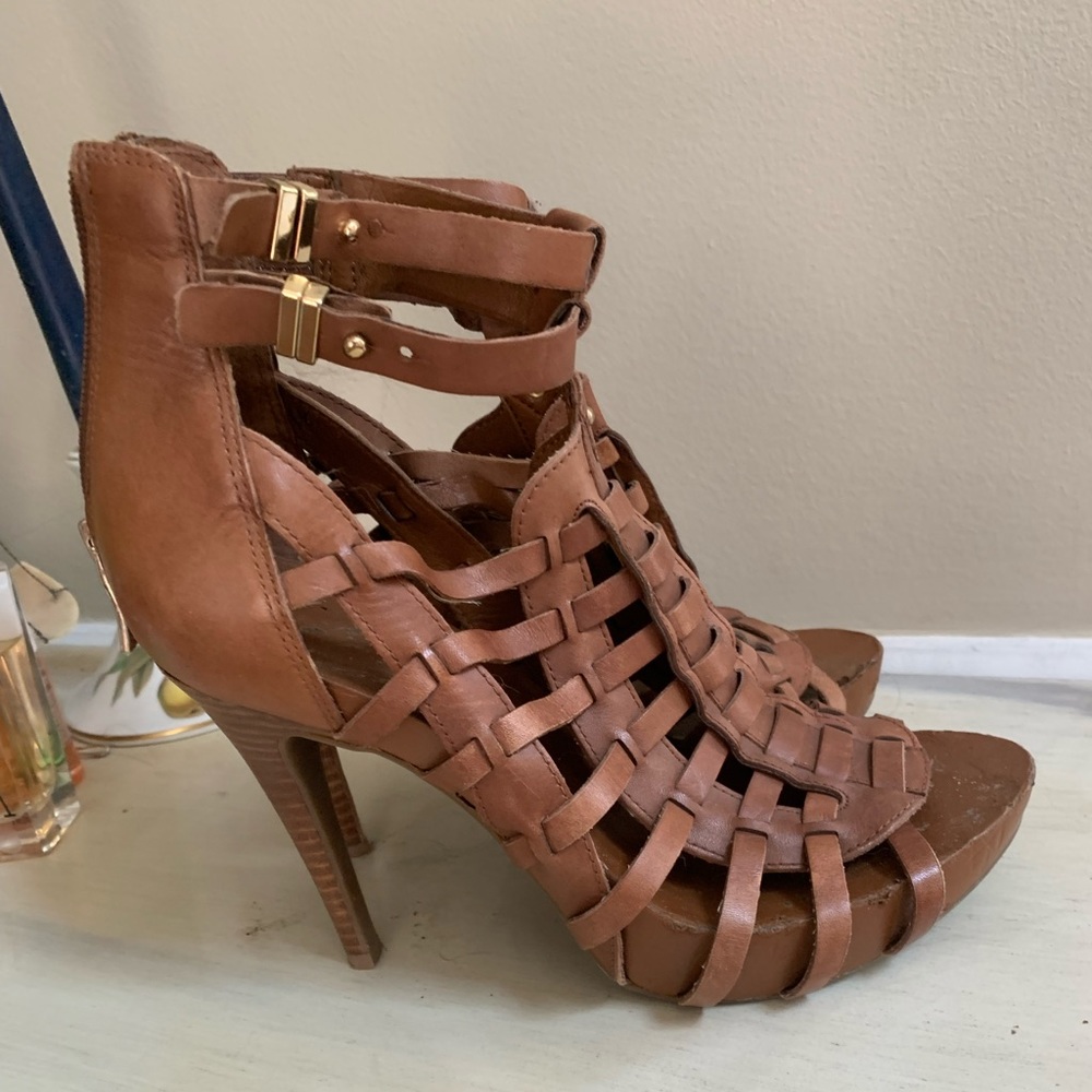 Cagey Comfy BCBG slightly preowned Sz9
